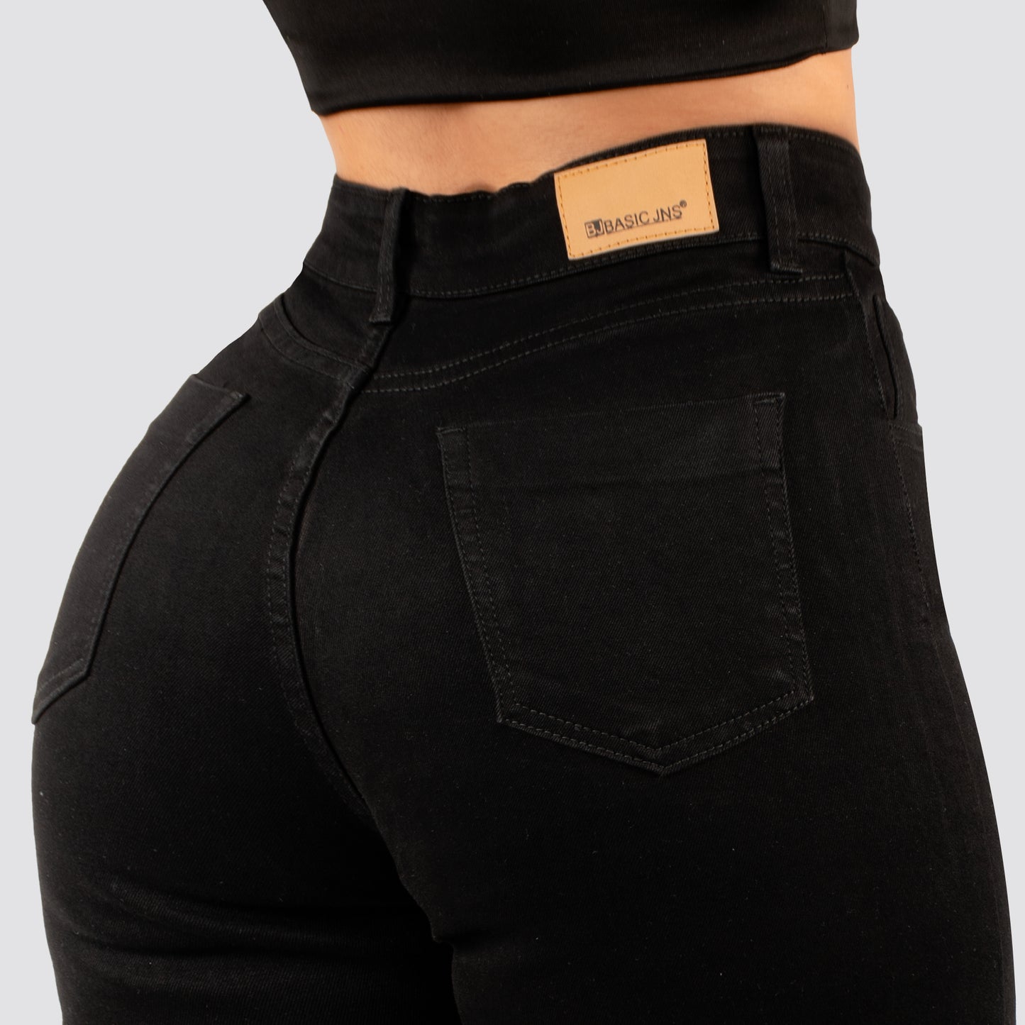 Jeans Mom Flare Tiro Alto Negro Basic